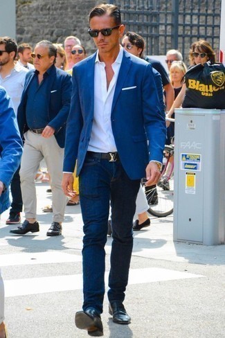 Look alla moda per uomo: Blazer blu, Camicia elegante bianca, Jeans blu scuro, Mocassini eleganti in pelle neri