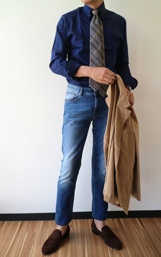 Quale jeans indossare con una camicia elegante blu scuro per un uomo di 30 anni quando fa caldo: Mostra il tuo stile in una camicia elegante blu scuro con jeans per un look davvero alla moda. Scegli un paio di mocassini eleganti in pelle scamosciata marrone scuro come calzature per un tocco virile.