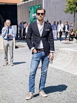 Come indossare e abbinare un blazer blu scuro in modo smart-casual: Potresti combinare un blazer blu scuro con jeans blu per essere elegante ma non troppo formale. Aggiungi un tocco fantasioso indossando un paio di sneakers basse di tela bianche.