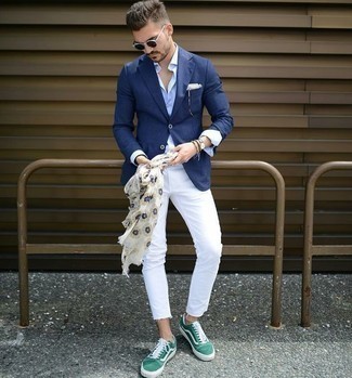 Come indossare e abbinare un blazer blu scuro con jeans bianchi: Mostra il tuo stile in un blazer blu scuro con jeans bianchi, perfetto per il lavoro. Sneakers basse di tela verdi daranno una nuova dimensione a un look altrimenti classico.