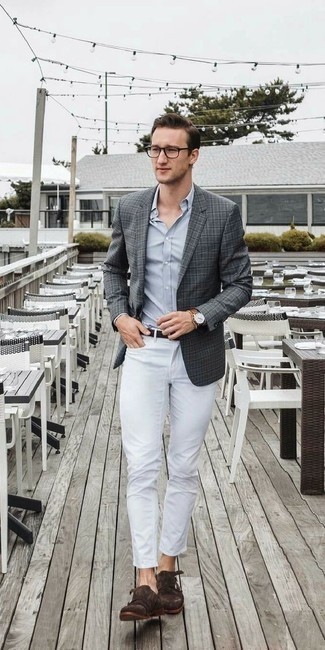 Come indossare e abbinare jeans bianchi in modo smart-casual: Combina un blazer scozzese grigio scuro con jeans bianchi per vestirti casual. Sfodera il gusto per le calzature di lusso e indossa un paio di scarpe double monk in pelle scamosciata marrone scuro.