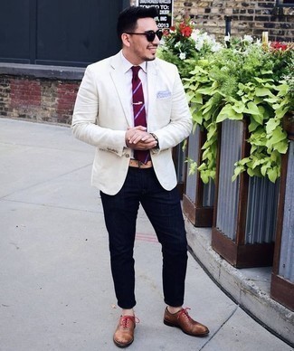 Quale scarpe oxford indossare con un blazer bianco: Prova a combinare un blazer bianco con jeans blu scuro per un abbigliamento elegante ma casual. Rifinisci il completo con un paio di scarpe oxford.