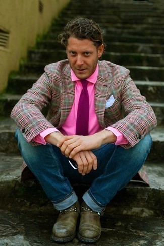 Quale stivali chelsea indossare con una camicia elegante rosa: Punta su una camicia elegante rosa e jeans blu, perfetto per il lavoro. Opta per un paio di stivali chelsea per dare un tocco classico al completo.