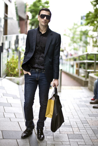 Look alla moda per uomo: Blazer nero, Camicia elegante di seta nera, Jeans blu scuro, Scarpe oxford in pelle nere