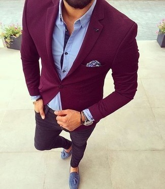 Quale mocassini eleganti indossare con un blazer rosso e blu scuro per un uomo di 30 anni: Combina un blazer rosso e blu scuro con jeans viola, perfetto per il lavoro. Sfodera il gusto per le calzature di lusso e calza un paio di mocassini eleganti.