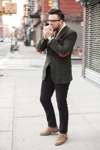 Quale scarpe brogue indossare con un blazer verde scuro quando fa caldo: Punta su un blazer verde scuro e jeans neri, perfetto per il lavoro. Mettiti un paio di scarpe brogue per dare un tocco classico al completo.