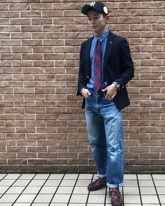 Come indossare e abbinare un blazer blu scuro con jeans blu per un uomo di 20 anni quando fa caldo in modo smart-casual: Potresti indossare un blazer blu scuro e jeans blu se cerchi uno stile ordinato e alla moda. Se non vuoi essere troppo formale, mettiti un paio di scarpe da barca in pelle bordeaux.