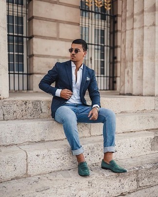 Come indossare e abbinare un blazer blu scuro con jeans blu per un uomo di 20 anni quando fa caldo in modo smart-casual: Opta per un blazer blu scuro e jeans blu, perfetto per il lavoro. Scegli uno stile classico per le calzature e scegli un paio di mocassini eleganti in pelle scamosciata verde scuro come calzature.