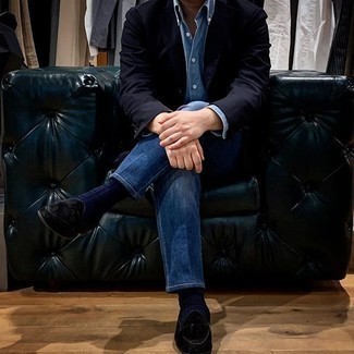 Quale jeans indossare con mocassini con nappine neri in estate 2024: Coniuga un blazer blu scuro con jeans per essere elegante ma non troppo formale. Calza un paio di mocassini con nappine neri per un tocco virile. Questo, ovviamente, è il look ideale per questa stagione estiva.