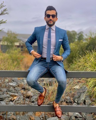 Come indossare e abbinare un blazer blu per un uomo di 30 anni: Abbina un blazer blu con jeans blu per un abbigliamento elegante ma casual. Sfodera il gusto per le calzature di lusso e opta per un paio di scarpe double monk in pelle terracotta.