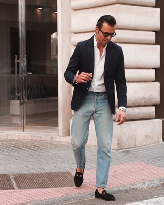 Come indossare e abbinare jeans azzurri con una camicia bianca per un uomo di 40 anni in modo smart-casual: Metti una camicia bianca e jeans azzurri per un look da sfoggiare sul lavoro. Perché non aggiungere un paio di mocassini eleganti in pelle scamosciata neri per un tocco di stile in più?