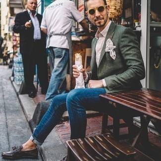 Quale jeans indossare con mocassini con nappine marrone scuro: Coniuga un blazer verde scuro con jeans se cerchi uno stile ordinato e alla moda. Per le calzature, scegli lo stile classico con un paio di mocassini con nappine marrone scuro.
