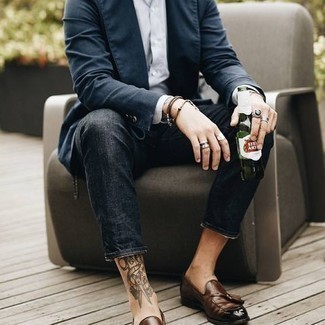 Quale blazer indossare con jeans grigio scuro: Mostra il tuo stile in un blazer con jeans grigio scuro se preferisci uno stile ordinato e alla moda. Opta per un paio di mocassini con nappine in pelle marrone scuro per mettere in mostra il tuo gusto per le scarpe di alta moda.