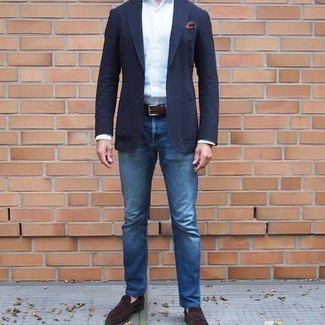Come indossare e abbinare jeans per un uomo di 30 anni in estate 2024 in modo smart-casual: Potresti combinare un blazer blu scuro con jeans per un drink dopo il lavoro. Scegli un paio di mocassini eleganti in pelle scamosciata marrone scuro per mettere in mostra il tuo gusto per le scarpe di alta moda. Un look eccellente per essere molto elegante e alla moda anche durante la stagione estiva.