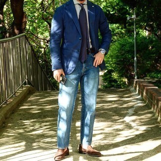 Come indossare e abbinare un blazer blu scuro con jeans blu per un uomo di 30 anni: Mostra il tuo stile in un blazer blu scuro con jeans blu per un drink dopo il lavoro. Impreziosisci il tuo outfit con un paio di mocassini eleganti in pelle scamosciata marroni.