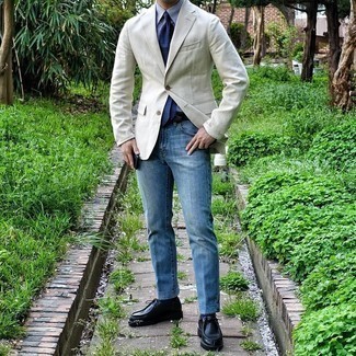 Come indossare e abbinare chukka in pelle nere per un uomo di 30 anni: Scegli un outfit composto da un blazer beige e jeans blu per un look elegante ma non troppo appariscente. Chukka in pelle nere sono una buona scelta per completare il look.