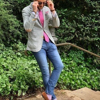 Come indossare e abbinare una cravatta rosa in estate 2024: Potresti abbinare un blazer grigio con una cravatta rosa per una silhouette classica e raffinata Per un look più rilassato, prova con un paio di mocassini eleganti in pelle scamosciata marroni. Ecco un outfit must have per i mesi estivi.
