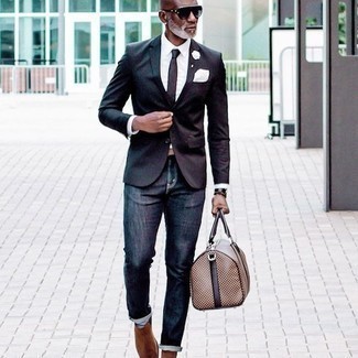 Quale blazer indossare con stivali chelsea marrone scuro: L'abbinamento di un blazer con jeans blu scuro è una scelta perfetta per una giornata in ufficio. Stivali chelsea marrone scuro doneranno eleganza a un look altrimenti semplice.