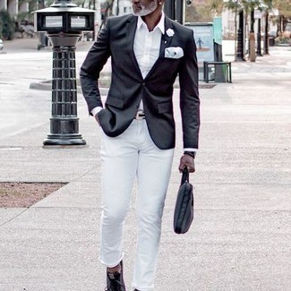Come indossare e abbinare un blazer nero con jeans bianchi per un uomo di 50 anni: Potresti abbinare un blazer nero con jeans bianchi per creare un look smart casual. Se non vuoi essere troppo formale, mettiti un paio di sneakers basse di tela grigio scuro.