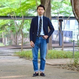 Quale blazer indossare con jeans blu per un uomo di 30 anni in estate 2024 in modo smart-casual: Potresti abbinare un blazer con jeans blu se cerchi uno stile ordinato e alla moda. Mettiti un paio di mocassini con nappine in pelle blu scuro per un tocco virile. Questo, ovviamente, è l'outfit indispensabile per i mesi estivi.