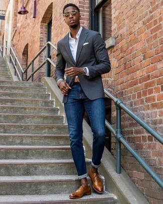 Come indossare e abbinare jeans con una camicia elegante: Scegli una camicia elegante e jeans per creare un look smart casual. Impreziosisci il tuo outfit con un paio di scarpe brogue in pelle terracotta.