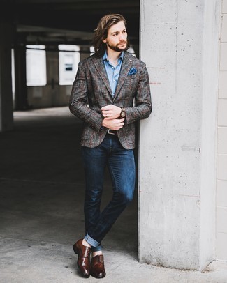 Come indossare e abbinare jeans blu con scarpe derby in pelle marrone scuro: Vestiti con un blazer scozzese grigio scuro e jeans blu per vestirti casual. Mostra il tuo gusto per le calzature di alta classe con un paio di scarpe derby in pelle marrone scuro.