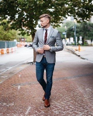 Look alla moda per uomo: Blazer grigio, Camicia elegante bianca, Jeans blu scuro, Scarpe derby in pelle marroni