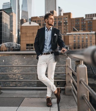 Come indossare e abbinare un blazer nero con jeans bianchi in modo smart-casual: Opta per un blazer nero e jeans bianchi per creare un look smart casual. Scegli uno stile classico per le calzature e mettiti un paio di scarpe oxford in pelle scamosciata marroni.