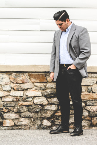 Come indossare e abbinare una camicia elegante azzurra con un blazer grigio scuro per un uomo di 30 anni in modo smart-casual: Coniuga un blazer grigio scuro con una camicia elegante azzurra per essere sofisticato e di classe. Scarpe brogue in pelle nere sono una valida scelta per completare il look.
