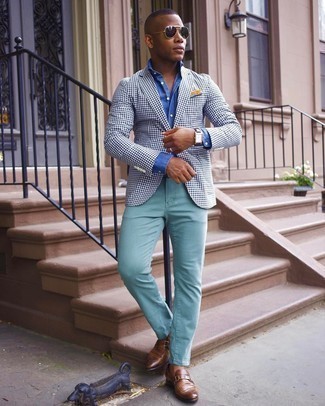 Come indossare e abbinare una giacca bianca e blu scuro: Prova a combinare una giacca bianca e blu scuro con jeans verde menta per un look semplice, da indossare ogni giorno. Sfodera il gusto per le calzature di lusso e prova con un paio di mocassini eleganti in pelle marroni.
