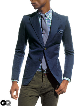 Come indossare e abbinare una cravatta melanzana scuro per un uomo di 30 anni: Indossa un blazer blu scuro con una cravatta melanzana scuro per un look elegante e alla moda.