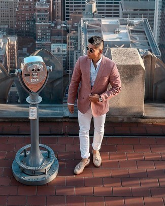Look alla moda per uomo: Blazer rosa, Camicia elegante a righe verticali bianca e blu, Jeans bianchi, Mocassini con nappine in pelle scamosciata beige