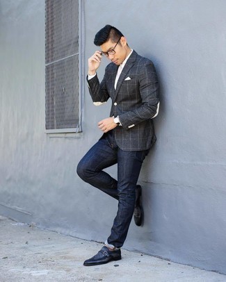 Quale jeans indossare con un blazer grigio scuro per un uomo di 30 anni in modo smart-casual: Potresti indossare un blazer grigio scuro e jeans per un fantastico look da sfoggiare nel weekend. Sfodera il gusto per le calzature di lusso e calza un paio di scarpe monk in pelle blu scuro.