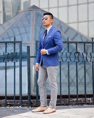 Come indossare e abbinare un blazer blu in modo smart-casual: Scegli un outfit composto da un blazer blu e jeans grigi per un look da sfoggiare sul lavoro. Mocassini con nappine in pelle scamosciata beige impreziosiranno all'istante anche il look più trasandato.