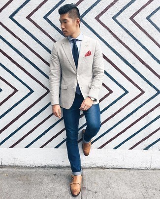 Quale blazer indossare con scarpe monk beige in modo smart-casual: Per un outfit quotidiano pieno di carattere e personalità, scegli un blazer e jeans blu scuro. Scegli uno stile classico per le calzature e opta per un paio di scarpe monk beige.