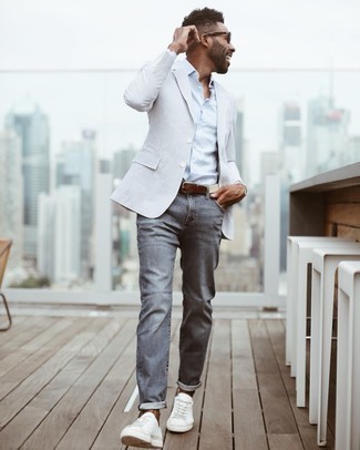 Come indossare e abbinare jeans grigio scuro per un uomo di 30 anni in estate 2024: Prova a combinare un blazer di seersucker a righe verticali azzurro con jeans grigio scuro per un look semplice, da indossare ogni giorno. Per un look più rilassato, prova con un paio di sneakers basse di tela bianche. Ecco una eccellente idea per creare uno stupendo look estivo.