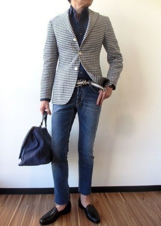 Quale jeans indossare con un blazer bianco e blu per un uomo di 50 anni quando fa caldo in modo smart-casual: Opta per un blazer bianco e blu e jeans per un look trendy e alla mano.