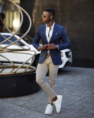 Come indossare e abbinare sneakers bianche con jeans beige quando fa caldo in modo smart-casual: Prova ad abbinare un blazer blu scuro con jeans beige per un look da sfoggiare sul lavoro. Vuoi osare? Completa il tuo look con un paio di sneakers bianche.