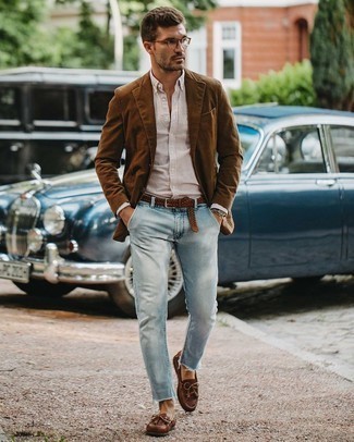 Quale jeans indossare con una camicia elegante bianca e marrone per un uomo di 30 anni: Abbina una camicia elegante bianca e marrone con jeans per essere elegante ma non troppo formale. Per un look più rilassato, scegli un paio di scarpe da barca in pelle marroni.