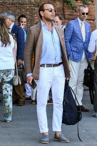 Quale mocassini eleganti indossare con jeans bianchi per un uomo di 30 anni: Scegli un blazer di lino marrone e jeans bianchi se cerchi uno stile ordinato e alla moda. Scegli uno stile classico per le calzature e prova con un paio di mocassini eleganti.