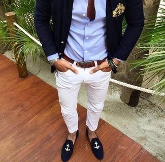 Quale blazer indossare con jeans bianchi per un uomo di 30 anni in estate 2024: Potresti combinare un blazer con jeans bianchi per un look trendy e alla mano. Scegli uno stile classico per le calzature e prova con un paio di mocassini eleganti di velluto ricamati blu scuro. È fantastica scelta per tuo look estivo!