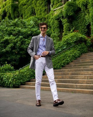 Quale jeans indossare con scarpe derby marroni per un uomo di 30 anni in modo smart-casual: Scegli un blazer grigio e jeans se cerchi uno stile ordinato e alla moda. Per le calzature, scegli lo stile classico con un paio di scarpe derby marroni.