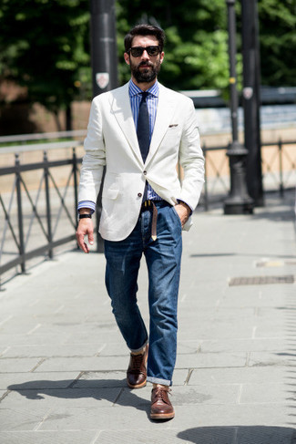 Come indossare e abbinare una giacca bianca quando fa caldo in modo smart-casual: Prova ad abbinare una giacca bianca con jeans blu scuro, perfetto per il lavoro. Scegli uno stile classico per le calzature e scegli un paio di scarpe derby in pelle marroni come calzature.