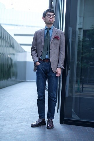 Come indossare e abbinare jeans blu scuro con un blazer grigio: Coniuga un blazer grigio con jeans blu scuro per essere elegante ma non troppo formale. Scegli un paio di scarpe derby in pelle bordeaux come calzature per un tocco virile.