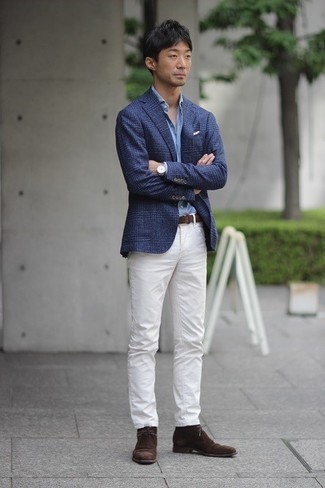 Come indossare e abbinare jeans bianchi con una camicia elegante azzurra per un uomo di 30 anni: Abbina una camicia elegante azzurra con jeans bianchi per un look davvero alla moda. Scegli un paio di chukka in pelle scamosciata marrone scuro come calzature per un tocco più rilassato.