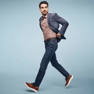 Come indossare e abbinare una camicia elegante marrone chiaro con jeans blu scuro: Opta per una camicia elegante marrone chiaro e jeans blu scuro se cerchi uno stile ordinato e alla moda. Mettiti un paio di scarpe sportive marroni per avere un aspetto più rilassato.