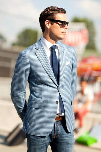 Come indossare e abbinare una cravatta lavorata a maglia blu scuro: Opta per un blazer a quadretti azzurro e una cravatta lavorata a maglia blu scuro per un look elegante e di classe.