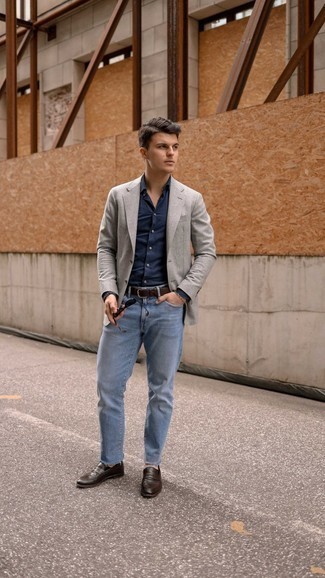 Come indossare e abbinare un blazer grigio in modo smart-casual: Vestiti con un blazer grigio e jeans azzurri se cerchi uno stile ordinato e alla moda. Un bel paio di mocassini eleganti in pelle marrone scuro è un modo semplice di impreziosire il tuo look.