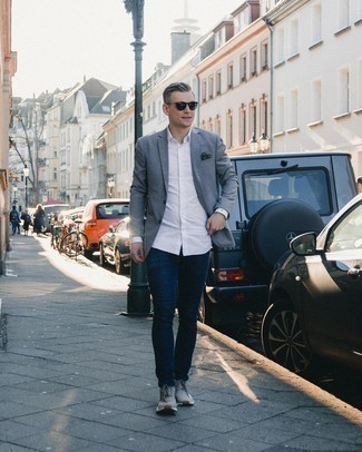 Come indossare e abbinare jeans blu scuro con un blazer grigio in estate 2024: Potresti abbinare un blazer grigio con jeans blu scuro per un look davvero alla moda. Prova con un paio di scarpe sportive grigie per avere un aspetto più rilassato. Ecco una fantastica idea per creare il perfetto outfit estivo.