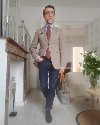 Come indossare e abbinare jeans con mocassini eleganti per un uomo di 50 anni quando fa caldo: Vestiti con un blazer scozzese marrone chiaro e jeans per un look trendy e alla mano. Opta per un paio di mocassini eleganti per mettere in mostra il tuo gusto per le scarpe di alta moda.